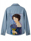 Chaqueta de jean azul claro pintada a mano con retrato de mujer sosteniendo flores azules
